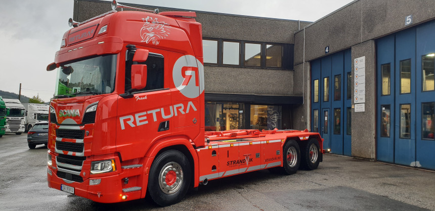 Knas gratulerer Strandvik Transport og Maskin AS